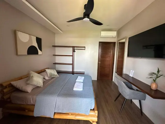 Bright double room with ceiling fan and desk